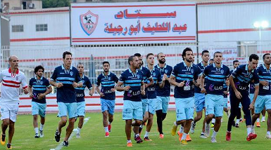 لاعب الزمالك المعار يساند الفريق فى المران قبل مواجهه النهائى 